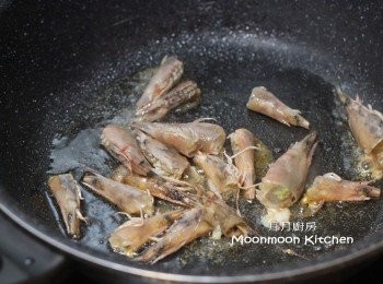 step14: 起鑊下蒜頭爆香，先下蝦頭爆炒，炒至出香味。