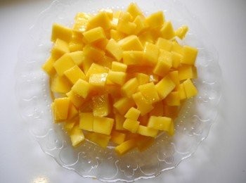 step1: 芒果切丁。