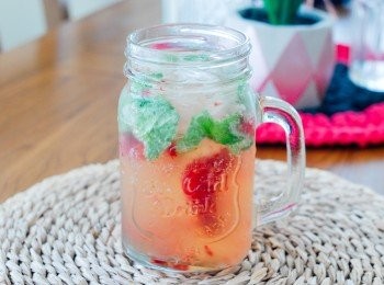 step2: 加入冰塊、檸檬、果汁（我用熱情果果汁）和蘇打水，拌勻即成！（如想再加點甜味，可加入糖漿）