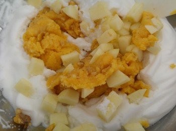 step5: 現切蘋果粒只需半個,除四粒完整合桃留起,將所有材料加入蛋白攪混。