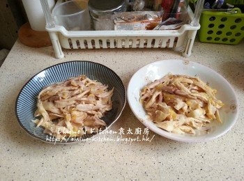 step5: 用手將雞肉撕成條或幼絲 , 分兩碟備用