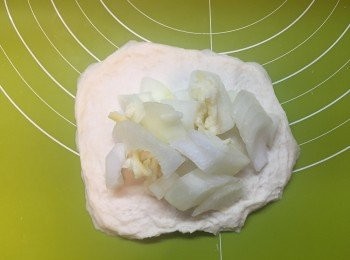 step4: 排氣後粉團分八份，包份洋蔥芝士餡。