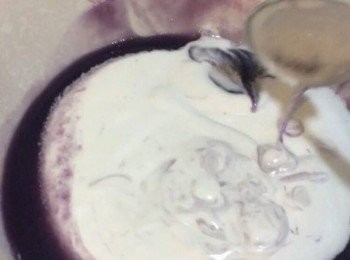 step3: 跟住加入椰奶攪勻，放涼備用