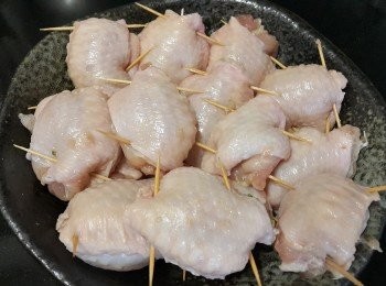 step5: 先用牙籤封好<a href="https://bit.ly/3zHU5V3" target="_blank" data-keyword="雞翼" class="guide-link"><strong>雞翼</strong></a> <span style="display:inline-block;vertical-align:middle;margin-top:-3px;color:initial;border-radius:3px;padding:2px 3px;font-size:12px;line-height:14px;background:#87d300;color:#fff;">即買</span> 一邊，再釀入餡料，封好另一邊