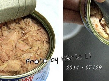 step1: 打開鮪魚罐頭會看到裡面有著許多含油的湯水
用湯匙壓住鮪魚肉，倒出多餘的湯汁
可以不用瀝得太乾以免影響肉質口感
約略湯汁不再很輕易往下流出即可收手