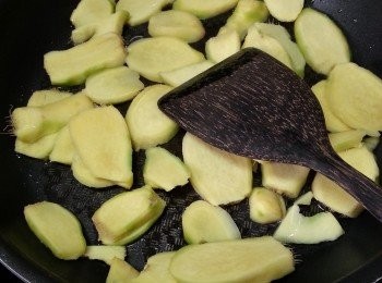 step6: 先用多少少油,半煎炸將薑片炒香待用