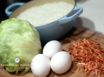 step2: 生菜切絲，紅蔥頭切片，備用。