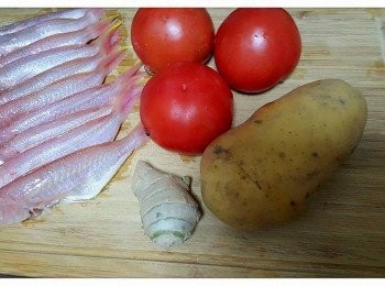 step1: 魚去除內臟清洗乾淨備用,煲熱一鍋水，加入蕃茄煮3分鐘，倒去水份，蕃茄去皮切塊備用