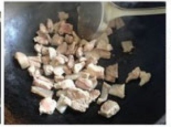 step2: 干鍋放入肉片，小火慢慢煸炒出油，下薑蒜和一小塊冰糖，炒出香味。