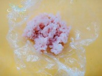 step6: 用保鮮膜把米飯糰出一個草莓形狀。