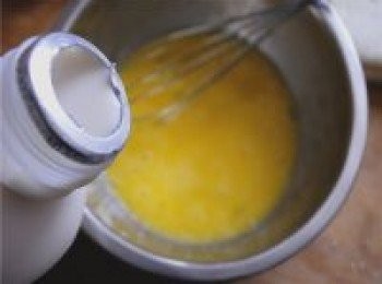 step4: 加入牛奶，攪勻。