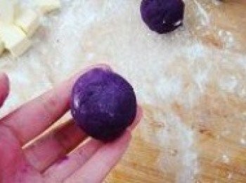 step5: 將紫薯球按成餅，拿一塊奶酪包入紫薯內，將紫薯奶酪球封口，團搓成圓球