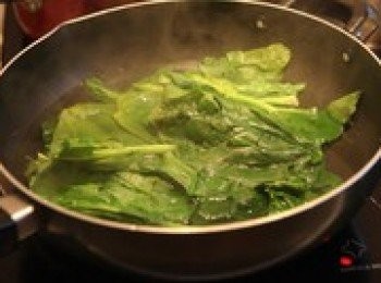 step2: 放入適量的水於鍋內，煮沸，放入菠菜焯熟.
