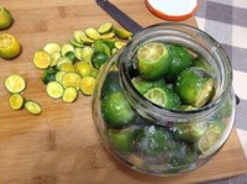 step2: 裝入消毒好的玻璃瓶，鹽鋪底，一層檸檬一層鹽