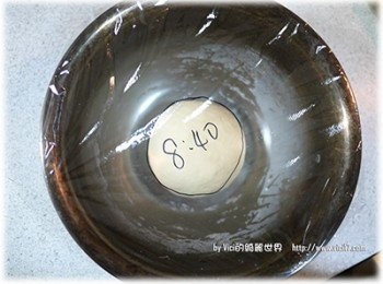 step4: 6 這時把麵團放到工作檯上，繼續努力揉到麵團程光滑狀7 蓋上保鮮膜後，讓它發酵至二倍大