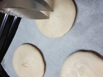 step11: 將餅放上牛油紙上,用較剪於中間剪個十字(作用是防止焗餅時谷起)
(此時可以開始預熱焗爐200度)(或預熱光波爐用底架190度)