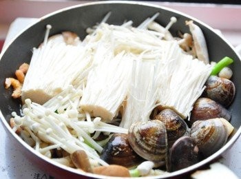 step7: 接著放入金針菇及蛤蜊炒