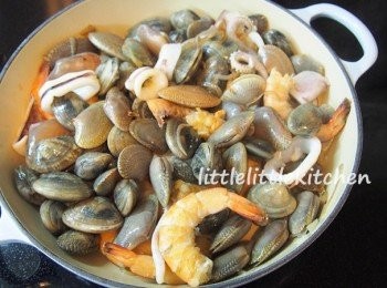 step3: 下海鮮略炒，鹽和胡椒調味，盛起