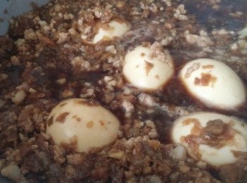 step4: 落<span class="group_4">醬汁</span>炒勻後加熱水需過豬肉面,再將雞蛋加入,煲約半小時後可轉細煲慢火再煲半小時可試味,因為梅菜味道有分別的，可加白糖或生抽調較味道的。