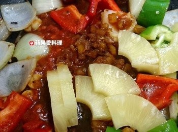 step11: 倒入<span class="group_3">糖醋醬</span> 、鳳梨（12片）、<span class="group_2">醃肉用</span>的鳳梨碎，拌炒。