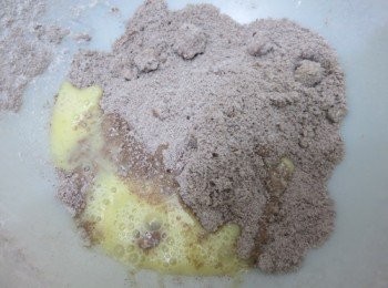 step2: 雞蛋打發後拌入搓成團