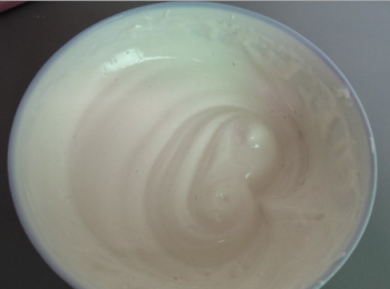 step9: 用電動打蛋器繼續打發至濃稠狀態，出現紋路為止。