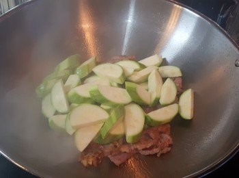 step2: 將翠玉瓜及<span class="group_3">調味料</span>加入炒勻，贊酒。