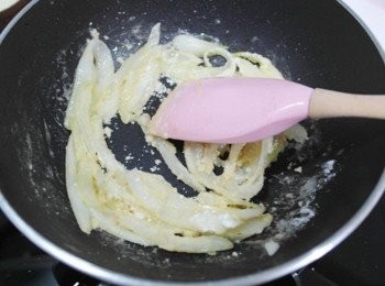 step6: 洋蔥變透明時倒入麵粉拌炒接著熄火!!