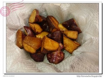 step2: 油預熱至150度左右, 炸蕃薯至表面香脆 (約6-7分鐘)。撈起放吸油紙上。