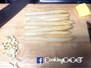step1: 因為樽裝白蘆筍，所以只需將樽內水倒出。將蒜切粒，並預備一塊牛油