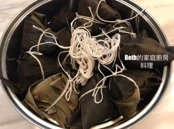 step8: 共綁了11顆粽子。
蒸鍋燒開熱水後，蒸25分鐘即可。