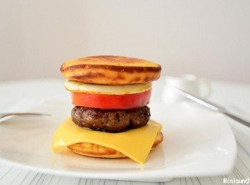 step6: 依序將材料疊上就是可口的牛肉起司漢堡囉!