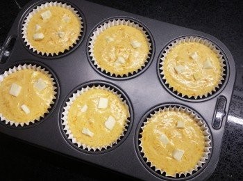 step6: 將haloumi cheese切細粒，鋪在杯子蛋糕上
焗爐160C預熱，焗25-30分鐘