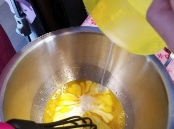 step3: 加入鮮奶攪拌。