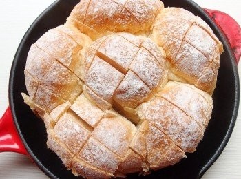 step2: 將麵包切成格子狀,要保留2公分不要切斷喔!