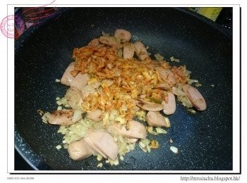 step5: 加入泡菜一同炒約1分鐘。