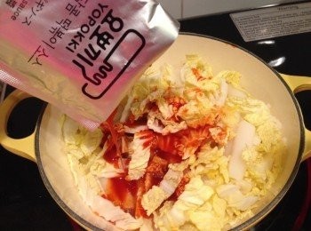 step2: 之後再加入自己喜歡的材料，再倒入隨包裝附送的韓式辣醬。