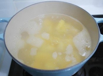 step3: 用鑄鐵鍋去煮很快就滾了呢~~