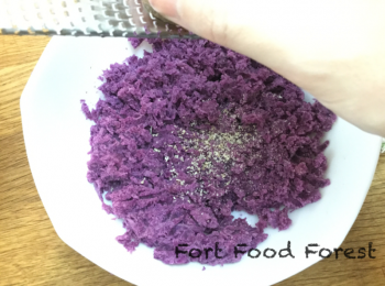 step5: <span class="group_1">紫薯蜜糖蓉</span> 趁熱將去了皮的紫薯用义壓成蓉, 加入肉豆寇粉和蜜糖拌勻, 放涼備用.