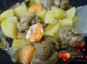 step3: 放軟骨<span class="group_3">調味</span>加2大碗水煮1小時(或依個人口感調整時間),再放馬鈴薯和紅蘿蔔煮至鬆軟