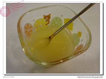 step6: [B]材料以500w叮20秒, 拌勻, 稍放涼後加入忌廉芝士中拌勻。