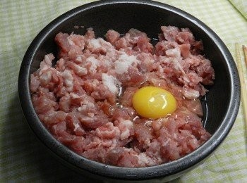 step2: 加入所有調味料，用手將肉拌勻，並摔打一下肉