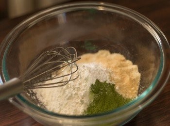 step2: 將全部乾材料放入碗中充份拌勻及打散粉粒(建議全程用手動打蛋器)
