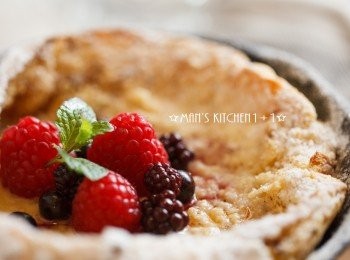 step5: 最後在依照喜好灑上糖粉與新鮮水果就完成了。