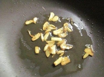 step3: 倒入蒜片以小火煎炸至金黃撈起備用.