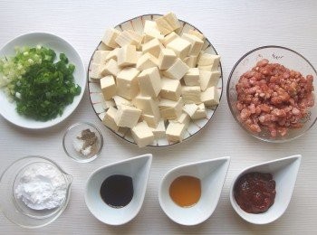 step1: 準備所有材料。青蔥切成蔥白及蔥花。太白粉加水調合成做勾芡用。