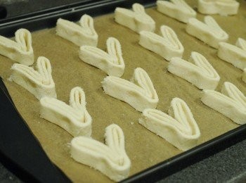 step6: 將蝴蝶酥放在烘焙紙上，之間要留有空間，像V字型。放入焗爐180度，焗15至20分鐘至表面金黃色。（在最後五分鐘時，反轉蝴蝶酥，再焗另一面）