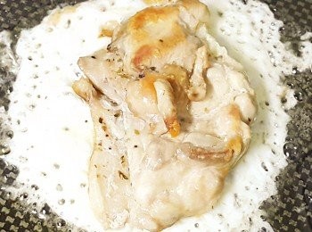 step4: 加橄欖油…… 放適量粗芝士碎…… 份量比<a href="https://bit.ly/2ZxapeY" target="_blank" data-keyword="雞扒" class="guide-link"><strong>雞扒</strong></a> <span style="display:inline-block;vertical-align:middle;margin-top:-3px;color:initial;border-radius:3px;padding:2px 3px;font-size:12px;line-height:14px;background:#87d300;color:#fff;">即買</span> 大少少！  中火…… 當芝士碎略溶…… 放<a href="https://bit.ly/2ZxapeY" target="_blank" data-keyword="雞扒" class="guide-link"><strong>雞扒</strong></a> <span style="display:inline-block;vertical-align:middle;margin-top:-3px;color:initial;border-radius:3px;padding:2px 3px;font-size:12px;line-height:14px;background:#87d300;color:#fff;">即買</span> 在上面…… 皮向下！  多出的芝士包住<a href="https://bit.ly/2ZxapeY" target="_blank" data-keyword="雞扒" class="guide-link"><strong>雞扒</strong></a> <span style="display:inline-block;vertical-align:middle;margin-top:-3px;color:initial;border-radius:3px;padding:2px 3px;font-size:12px;line-height:14px;background:#87d300;color:#fff;">即買</span> …… 待芝士黏住<a href="https://bit.ly/2ZxapeY" target="_blank" data-keyword="雞扒" class="guide-link"><strong>雞扒</strong></a> <span style="display:inline-block;vertical-align:middle;margin-top:-3px;color:initial;border-radius:3px;padding:2px 3px;font-size:12px;line-height:14px;background:#87d300;color:#fff;">即買</span> …… 反轉…… 煎至芝士变脆、定型…… 取出切件！