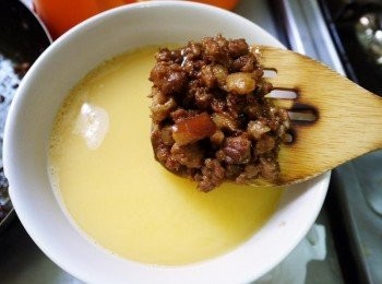 step6: 把炒好的肉末放入蛋液中，鋪上保鮮膜放入蒸鍋中，水滾後後轉中火蒸約10-15分鐘。