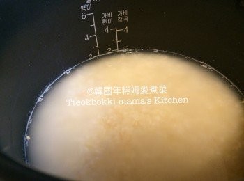 step2: 量兩杯珍珠米與以上的棕米和小米一起拌勻用水浸大約30分鐘。